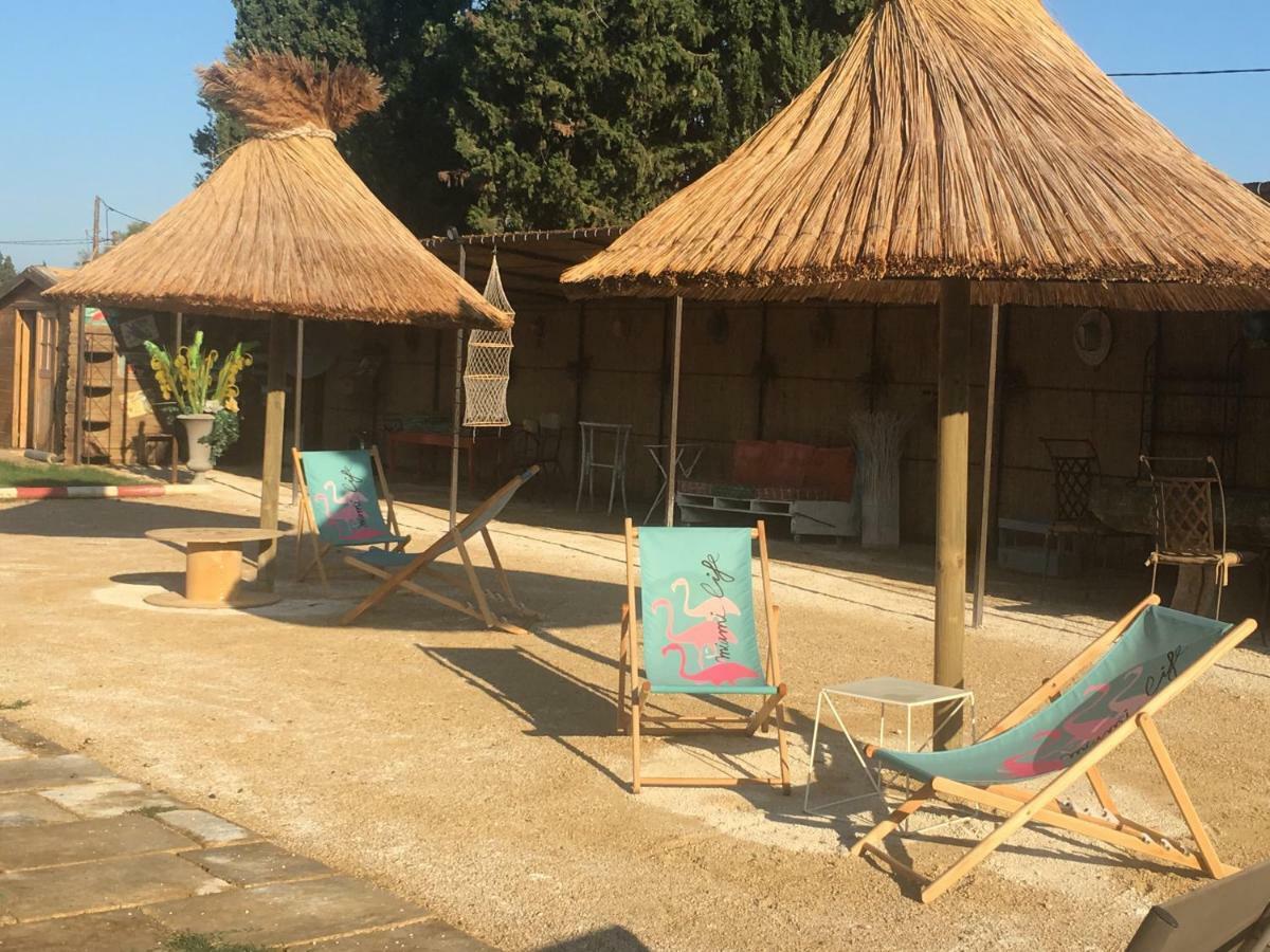 Gites Le Mas Guiraud Beaucaire  Esterno foto